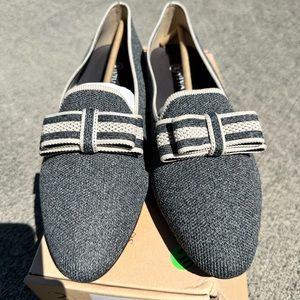 Washable pointed flat with bow